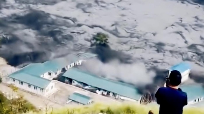 Banjir bandang menerjang permukiman dan merusak rumah di Gorkha, Nepal