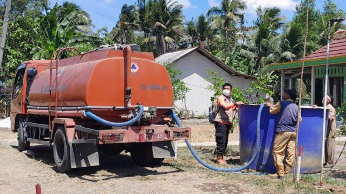 Penyaluran bantuan air bersih untuk wilayah terdampak kekeringan di Cilacap