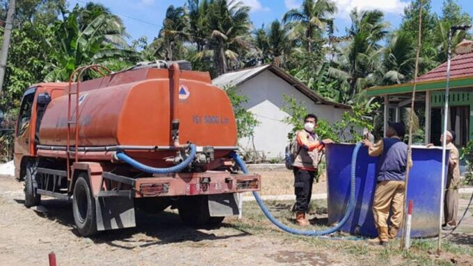 Penyaluran bantuan air bersih untuk wilayah terdampak kekeringan di Cilacap